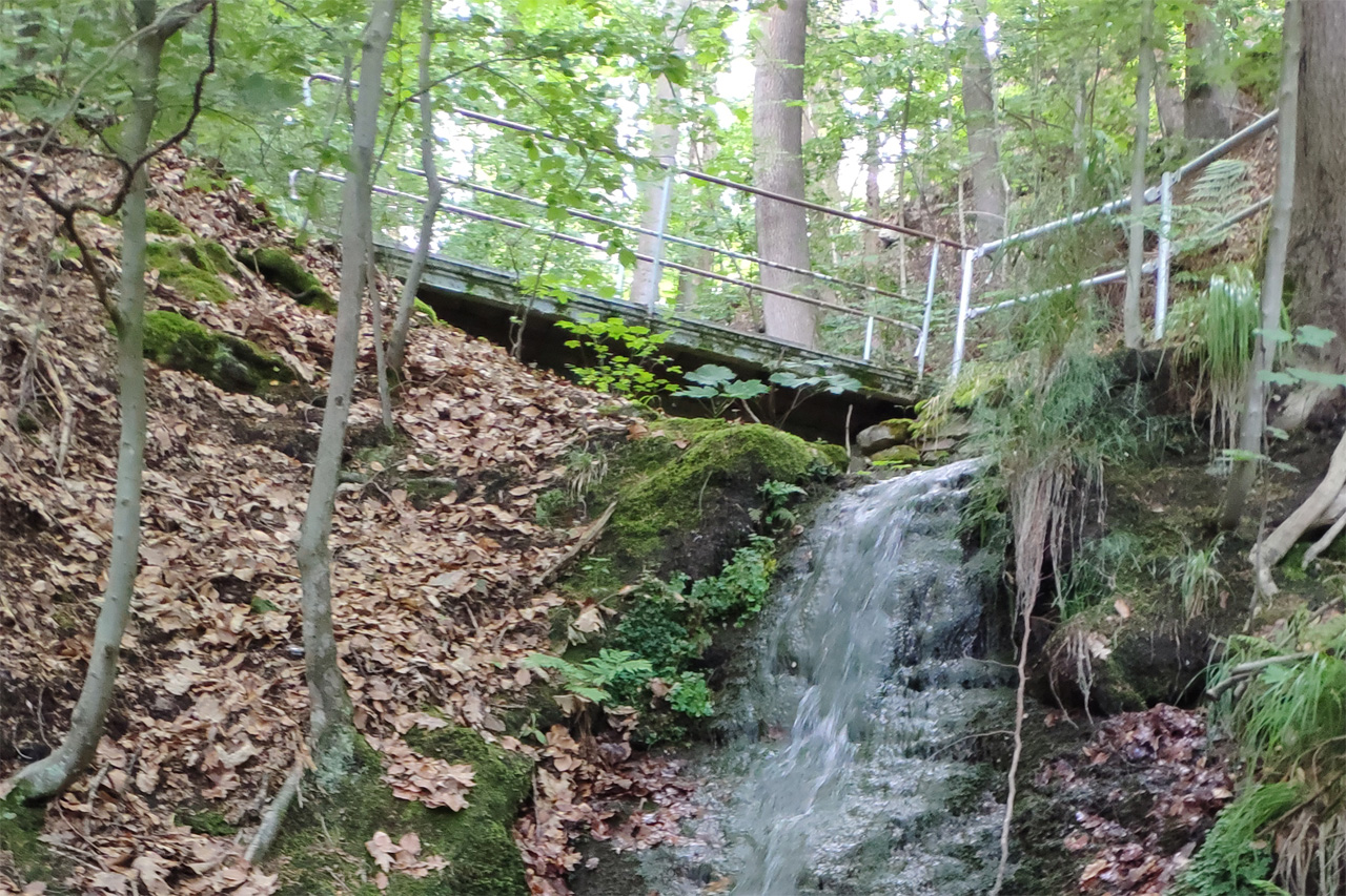 Fabrikgärten mit Wasserfall