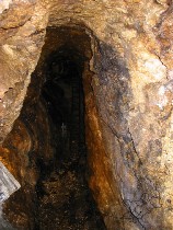 Blick von oben in einen wassergefüllten Schacht