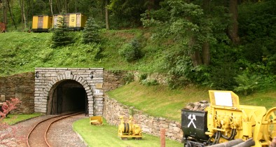 Mundloch mit Grubenbahn