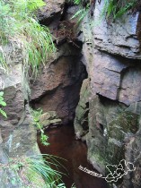 Der Graben fließt durch den Felsen
