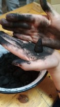 Kinder beim Räucherkerzchen selbst herstellen
