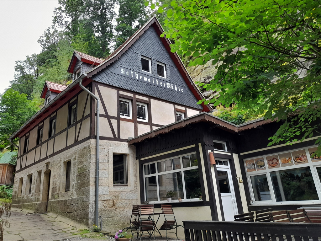 <a href='https://commons.wikimedia.org/wiki/User:Aagnverglaser'>Aagnverglaser</a>, <a href='https://commons.wikimedia.org/wiki/File:Rathewalder_Mühle,_Gaststätte_(1).jpg'>Rathewalder Mühle, Gaststätte (1)</a>, <a href='https://creativecommons.org/licenses/by-sa/4.0/legalcode'>CC BY-SA 4.0</a>