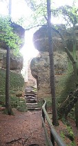 Aufstieg zwischen zwei Felsen