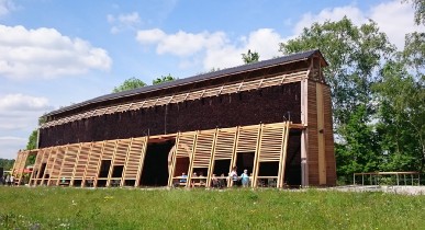  [a]https://de.wikipedia.org/wiki/Benutzer:Michael_w[/a][n]Michael Wolf[/n], [a]https://commons.wikimedia.org/wiki/File:Gradierwerk_LGS_Oelsnitz_2015.jpg[/a][n]Gradierwerk LGS Oelsnitz 2015[/n], [a]https://creativecommons.org/licenses/by-sa/3.0/legalcode[/a][n]CC BY-SA 3.0[/n] 