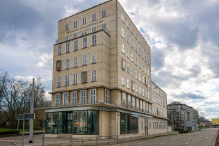  [a]https://commons.wikimedia.org/wiki/User:Ukalari[/a][n]Jens Langhans[/n], [a]https://commons.wikimedia.org/wiki/File:Museum_Gunzenhauser.jpg[/a][n]Museum Gunzenhauser[/n], [a]https://creativecommons.org/licenses/by-sa/4.0/legalcode[/a][n]CC BY-SA 4.0[/n] 