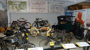  [a]https://commons.wikimedia.org/wiki/User:Br%C3%BCcke-Osteuropa[/a][n]Brücke-Osteuropa[/n], [a]https://commons.wikimedia.org/wiki/File:Fahrzeugmuseum_Chemnitz_2.jpg[/a][n]Fahrzeugmuseum Chemnitz 2[/n], [a]https://creativecommons.org/publicdomain/zero/1.0/legalcode[/a][n]CC0 1.0[/n] 