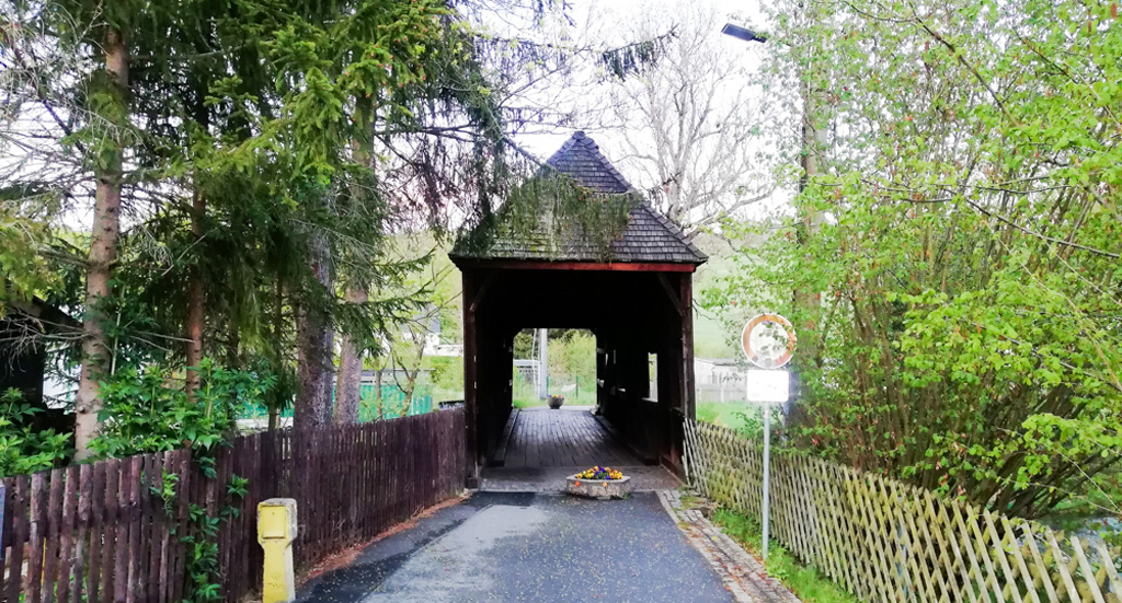 Überdachte Holzbrücke Neuwelt