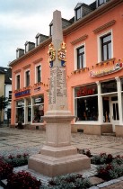 Postmeilensäule &copy; by ​[a]https://de.wikipedia.org/wiki/Main_Page[/a][n]German Wikipedia[/n] user [a]https://de.wikipedia.org/wiki/User:Hejkal[/a][n]Hejkal[/n], [a]https://commons.wikimedia.org/wiki/File:DS-Eibenstock.jpg[/a][n]DS-Eibenstock[/n], [a]https://creativecommons.org/licenses/by-sa/3.0/legalcode[/a][n]CC BY-SA 3.0[/n] 