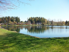 [a]https://commons.wikimedia.org/wiki/User:Aagnverglaser[/a][n]Aagnverglaser[/n], [a]https://commons.wikimedia.org/wiki/File:Forstteich_Lindenau,_Blick_zum_Campingplatz_2020_(1).jpg[/a][n]Forstteich Lindenau, Blick zum Campingplatz 2020 (1)[/n], [a]https://creativecommons.org/licenses/by-sa/4.0/legalcode[/a][n]CC BY-SA 4.0[/n] 